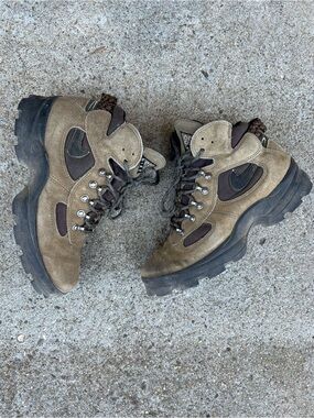 Vintage Nike ACG Brown Suede Trail Boots with Dark Accents